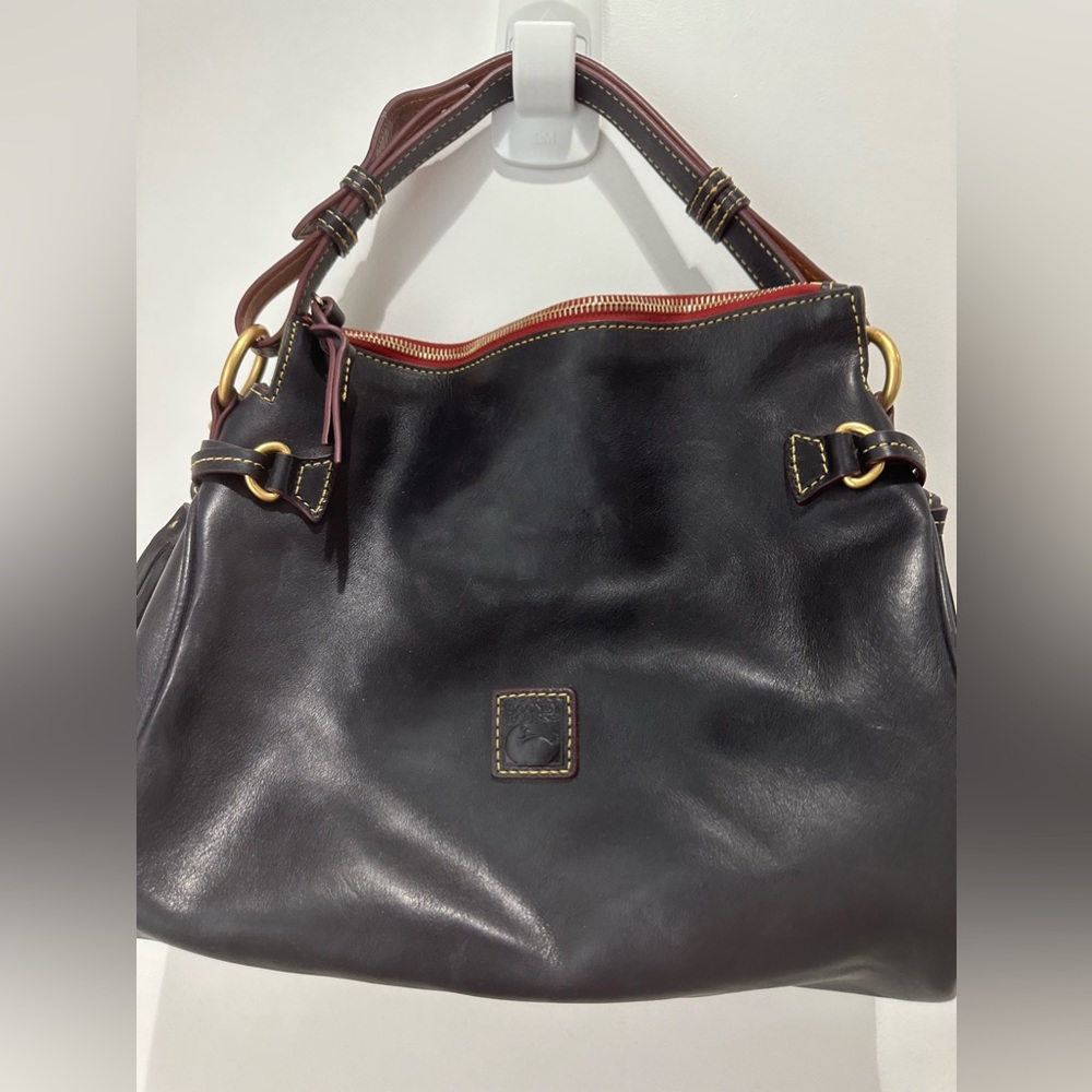 NAVY BLUE DOONEY AND BOURKE HANDBAG. EXCELLENT CONDITION.